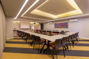 a conference room with a long table and chairs at Hotel Cassino Tower São José do Rio Preto by Nacional Inn in Sao Jose do Rio Preto