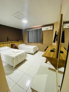 Giường trong phòng chung tại Borges Hotel