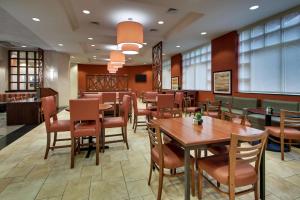 Drury Inn & Suites Charlotte Northlake tesisinde bir restoran veya yemek mekanı