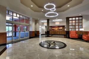 Drury Inn & Suites Charlotte Northlake tesisinde bir oturma alanı