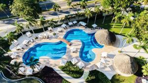 uma vista sobre uma piscina com cadeiras e um resort em Palacio Mundo Imperial Riviera Diamante Acapulco All Inclusive em Acapulco