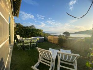 d'une terrasse avec des chaises et une table offrant une vue sur l'eau. dans l'établissement Vistas do Minho, à Caminha