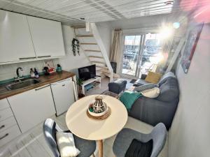 mały salon ze stołem i kuchnią w obiekcie Tiny float home Brighton w Brighton and Hove