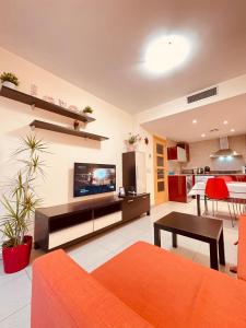 โทรทัศน์และ/หรือระบบความบันเทิงของ RELAX APARTAMENTO Playa Fenals