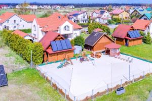 eine Luftansicht eines Hauses mit einem Basketballplatz in der Unterkunft Pensjonat Kwiatkowski domek nr 3 in Nowęcin