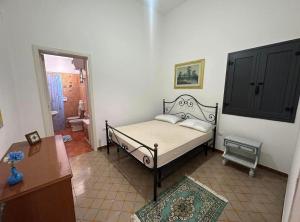 Rúm í herbergi á Vangeli apartment Porto Cesareo