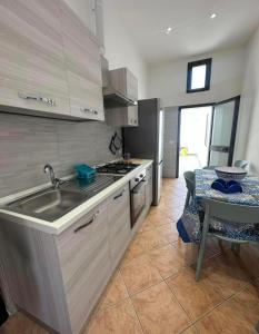 Eldhús eða eldhúskrókur á Vangeli apartment Porto Cesareo