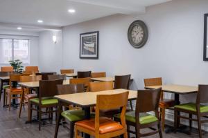 Predel za sedenje v nastanitvi Travelodge Suites by Wyndham Saint John