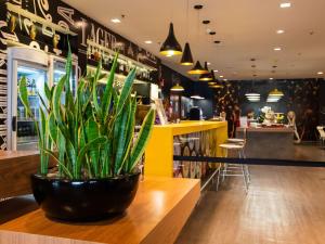 Khu vực lounge/bar tại ibis Joinville