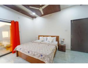 Giường trong phòng chung tại Sunshine villa panchgani -mahableshwar