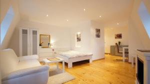 a living room with a bed and a couch at Peter Apartments - Zentrale Innenstadtlage in Fulda