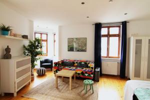 a living room with a couch and a table at Peter Apartments - Zentrale Innenstadtlage in Fulda