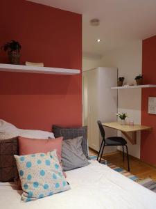 a bedroom with a bed and a table with a chair at Peter Apartments - Zentrale Innenstadtlage in Fulda