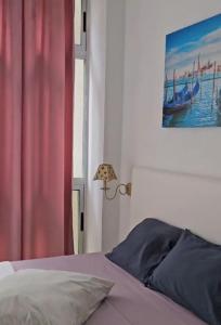 1 dormitorio con cama, lámpara y ventana en Estudio 609 Playa Las Canteras doble, en Las Palmas de Gran Canaria