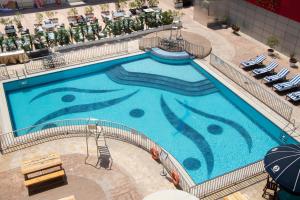 The swimming pool at or close to Dubai Grand Hotel by Fortune, Dubai Airport