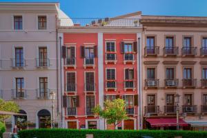 una fila de edificios en una ciudad en Le Suite Sul Corso, en Cagliari