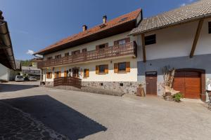 een groot wit huis met veel ramen bij Pr' Končovc in Kranj