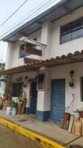 un edificio con una puerta azul y un cartel en él en Hospedaje Quillabamba, en Santa Teresa