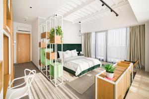 A bed or beds in a room at Riva Mamaia Beach ApartHotel