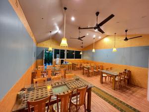 Un restaurant u otro lugar para comer en The Midway Jungle Resort