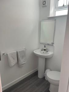 bagno bianco con lavandino e servizi igienici di San Remo Apartments Blackpool a Blackpool