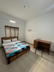 En eller flere senge i et værelse på Wayanad Biriyomz Residency, Kalpatta, Low Cost Rooms and Deluxe Apartment