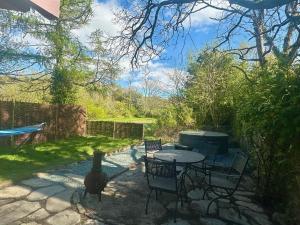 Vrt u objektu Cosy Country Cottage in Eryri Snowdonia with Hot Tub near Cardigan Bay & Harlech Castle