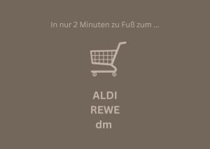 Buddha Apartment - stadtnah, Balkon, Parkplatz, E-Ladestation für Autos & Fahrräder, Fitnessstudio في كوبلنز: سلة تسوق مع سلة مهملات