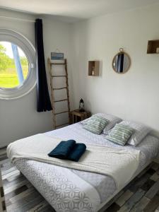 - une chambre avec un grand lit et une fenêtre dans l'établissement Appartement port dienville, à Dienville