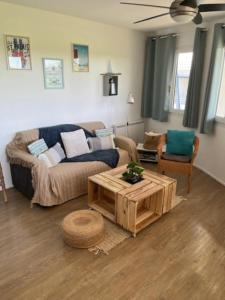 - un salon avec un canapé et une table basse dans l'établissement Appartement port dienville, à Dienville