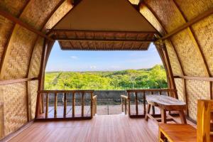 Un balcon sau o terasă la D Sebuluh Bungalow