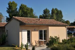 una piccola casa con patio e tavolo di Domaine d'Agrippa Valence a Châteauneuf-sur-Isère