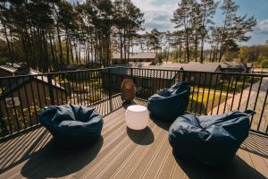 une terrasse avec deux fauteuils poires et une table dans l'établissement Folga Resort, à Mrzeżyno