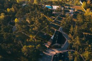 une vue sur un parc arboré et une route dans l'établissement Folga Resort, à Mrzeżyno