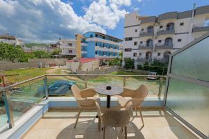 A piscina localizada em Hotel Esmerald Ksamil ou nos arredores