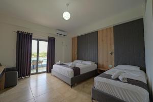 Cama ou camas em um quarto em Hotel Esmerald Ksamil