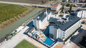 uma vista superior de um edifício ao lado de um rio em Belenli Resort Hotel em Belek