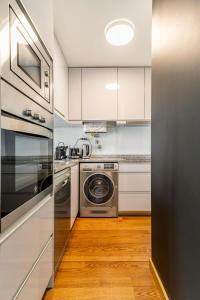 A kitchen or kitchenette at Breeze Apartment - Matosinhos