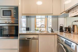 A kitchen or kitchenette at Breeze Apartment - Matosinhos