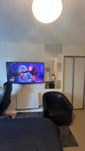 Et tv og/eller underholdning på Ensuite Double Bedroom in a 2 bed Spacious Apartment