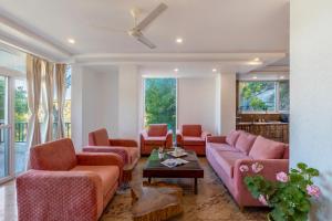 ein Wohnzimmer mit Sofas und einem Tisch in der Unterkunft Alaya Stays Live Life 2BHK Apartment in Kasauli in Kasauli