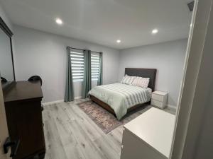 Tempat tidur dalam kamar di Lovely 2bedroom next to Santa Monica college