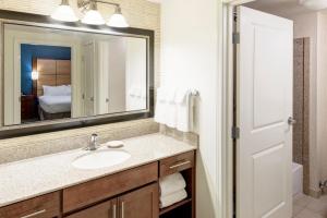 Ένα μπάνιο στο Residence Inn South Bend Mishawaka