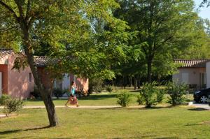 Una donna che cammina lungo un sentiero in un parco di Domaine d'Agrippa Valence a Châteauneuf-sur-Isère