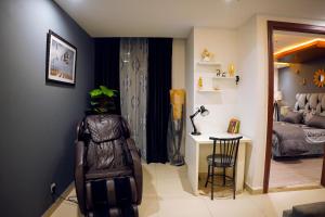 ラホールにある2BHK Gold Crest luxurious Apartment with Massage Chair & foosballのリビングルーム(椅子付)、ベッドルーム1室