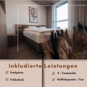 une chambre d'hôtel avec un lit et une fenêtre dans l'établissement City Rooms Amstetten, à Amstetten