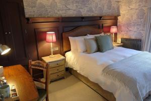 um quarto com uma cama grande e 2 candeeiros nas mesas em The Falcon Inn em Scarborough