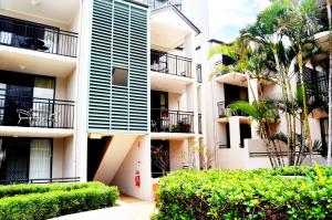 een appartementencomplex met balkons en struiken bij Spring Hill Mews Apartments in Brisbane