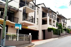 een gebouw aan de straatkant bij Spring Hill Mews Apartments in Brisbane