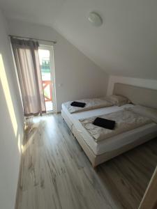 Una cama o camas en una habitación de Apartamenty Kwiat Jabłoni